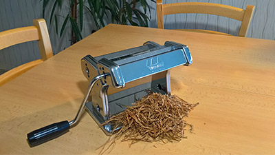 Éminçage de feuilles de tabac avec une machine à pâtes